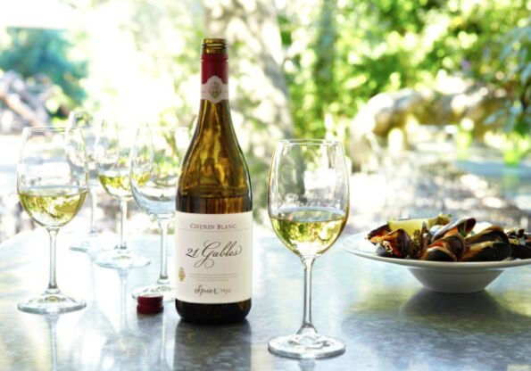 21_Gables_Chenin_with_food_-_landscape_07675f5ed6af3d80865c6202e2a9cff7 (1)
