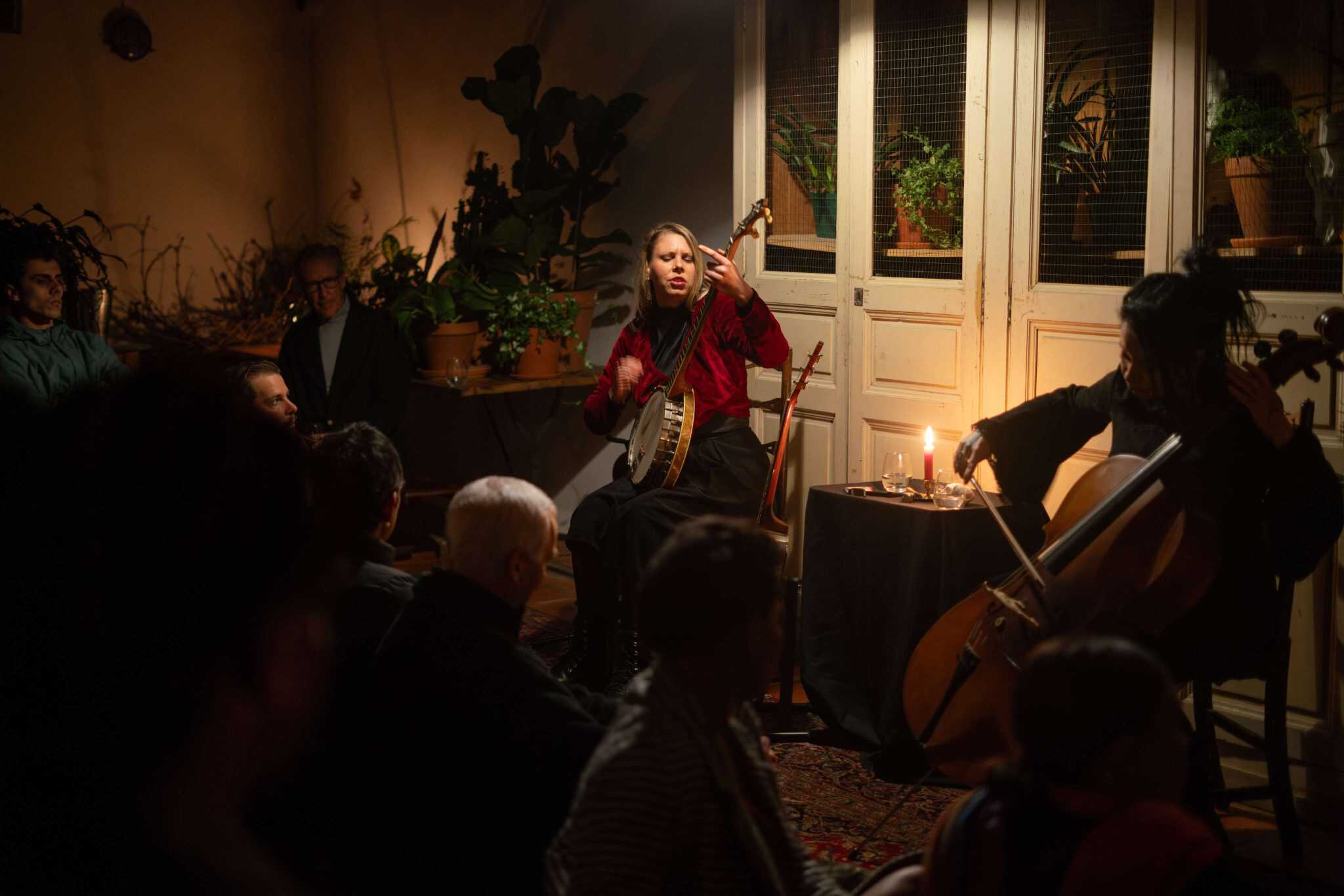 live-music-lady-2048×1366