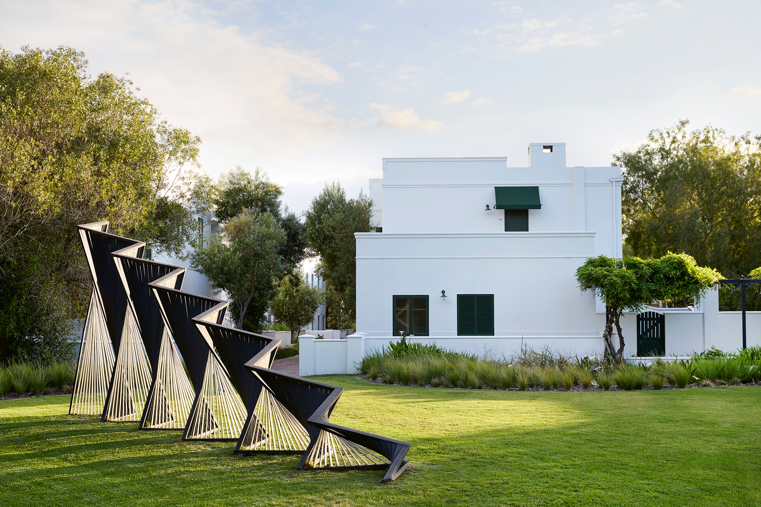 Spier-Hotel-Garden-Art-Merging-Illusionistic-Bend-21-EY-LRR